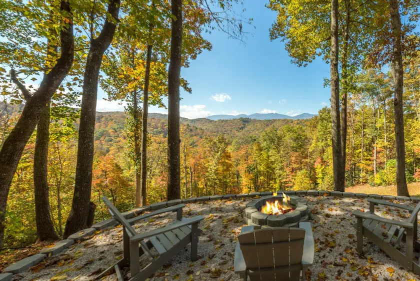 Swiss Pine Lodge, Brand New Hot Tub+Fire-Pit, Grill, Mtn View, Game Room, WiFi! - Image 1