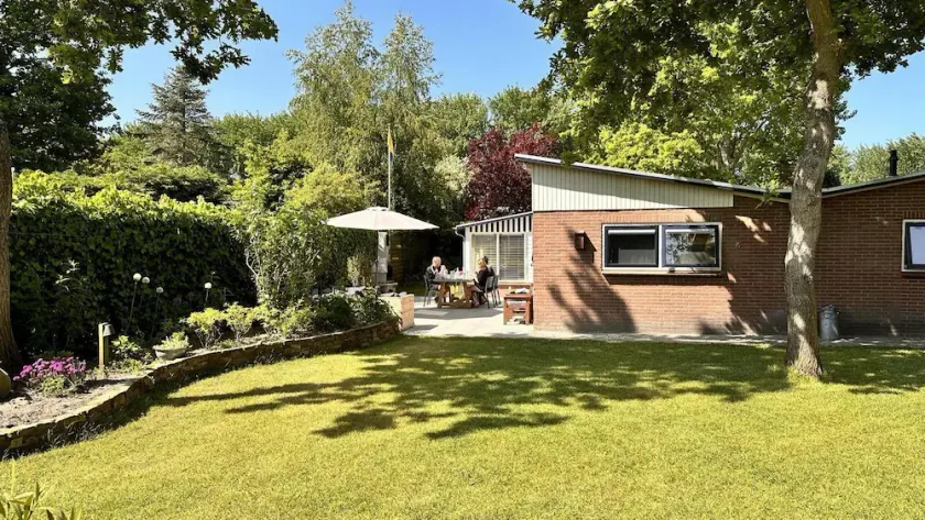 Idyllically situated bungalow in a quiet green park with lots of privacy. - Image 1