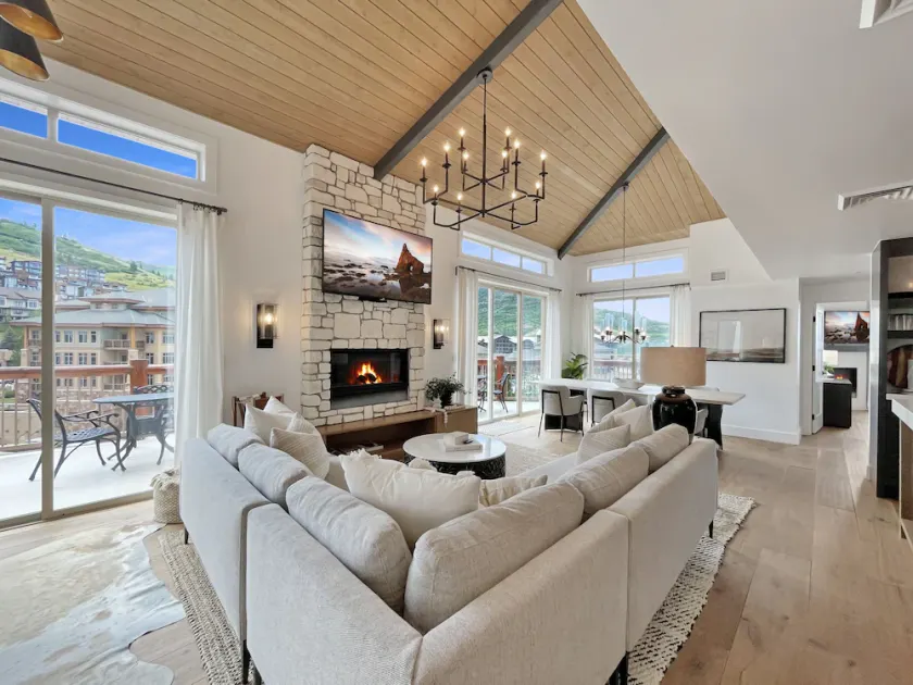 Penthouse Suite in Canyons Village•2 Kitchens•Private Hot Tub•Resort Amenities - Image 1