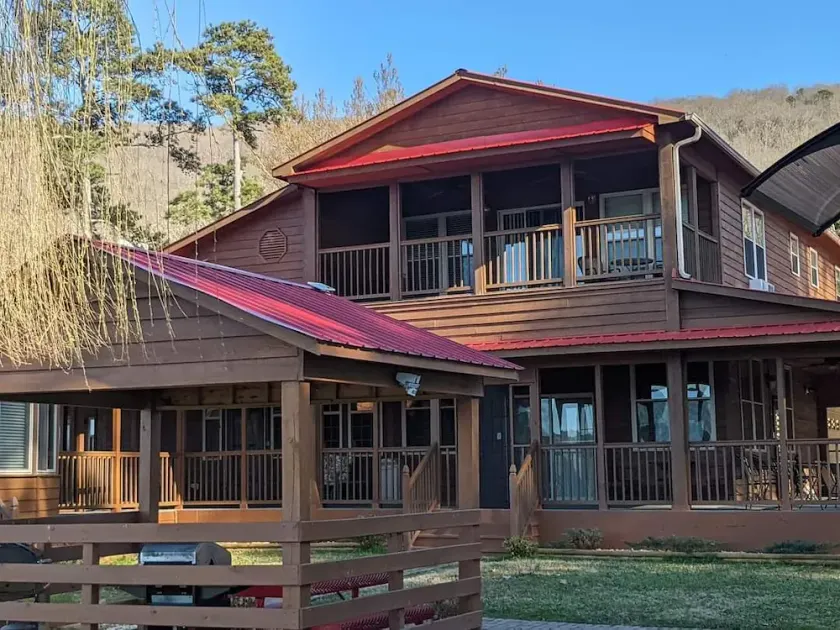 Beautiful rustic lodge located on Lake Guntersville with private boat ramp/dock. - Image 1