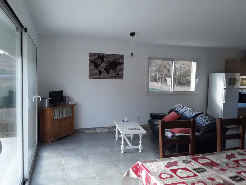 Fully equipped villa with swimming pool - Image 1