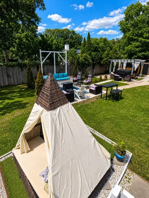 Spacious Family Retreat with Heated Pool, Hot Tub, Sauna, basketball & Golf. - Image 1