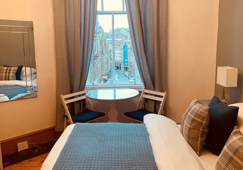 Comfortable one-bed flat situated on a central stretch of Edinburgh's famous 'Royal Mile'. - Image 1