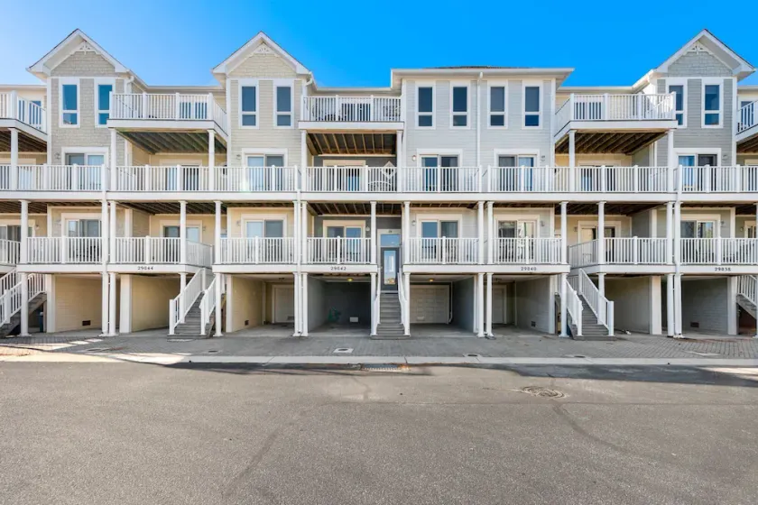 Luxurious coastal getaway w/ magnificent bay views, beach access, pool, & WIFI - Image 1