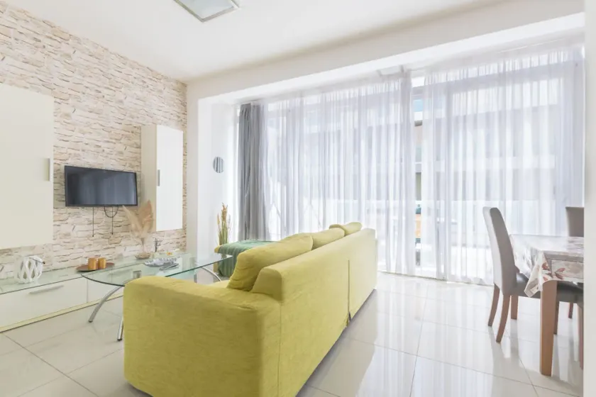 Spacious Penthouse w Side Sea View - Image 1