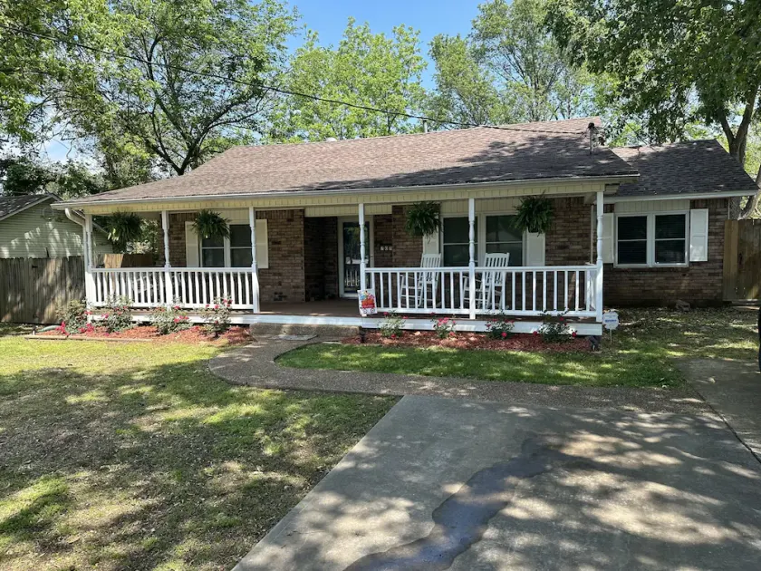 Rosewood Cottage…sleeps up to 7!—Cleaning fee included in nightly rate! - Image 1