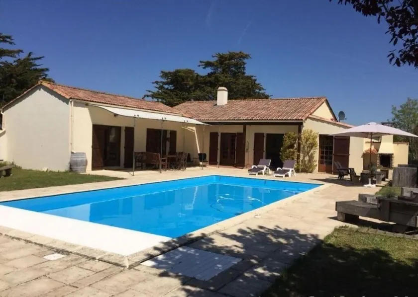 Villa with a heated pool near the ocean - Image 1
