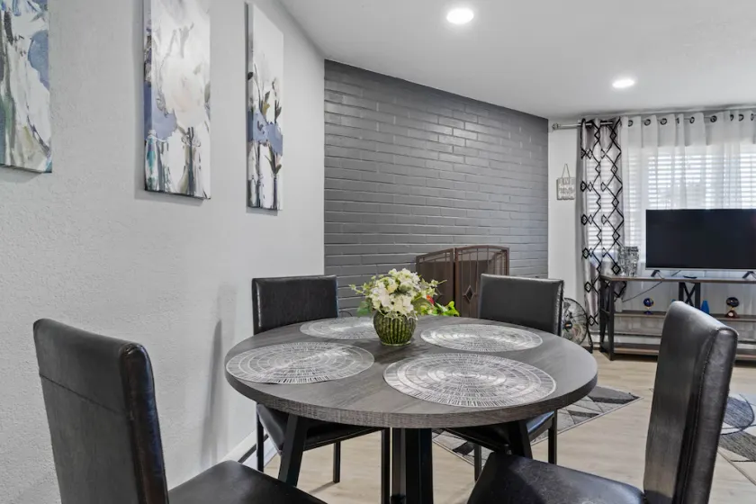 Beautiful remodeled 2 bedroom, walking distance from Downtown with AC - Image 1