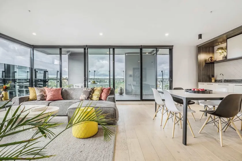 Riverside top-floor apartment with Yarra views - Image 1