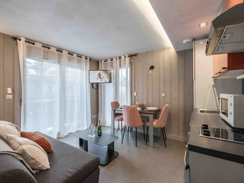 Cozy apartment in Courchevel with spacious bedroom and parking - Image 1