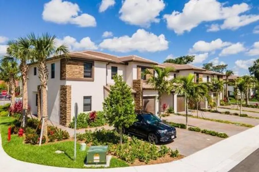 Chic 3BR Resort-Style Retreat - Image 1