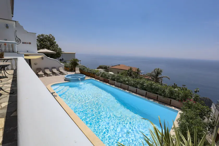 Villa Elena er en prestigefyldt og eksklusiv villa med en suggestiv havudsigt. - Image 1