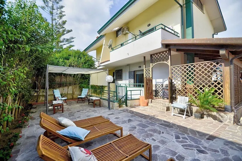 Villa Tania: A welcoming three-story independent house situated at a short distance from the beach, with Free WI-FI. - Image 1