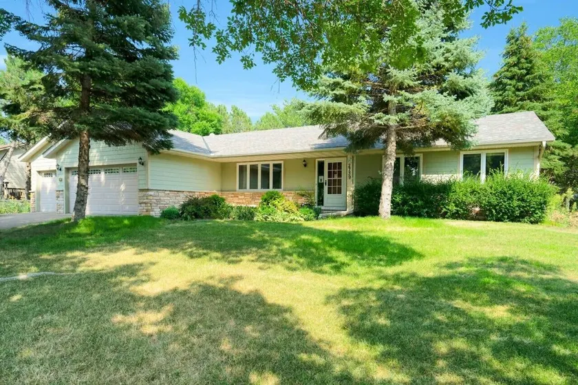 Lake trail access, shops nearby, serene home - Image 1