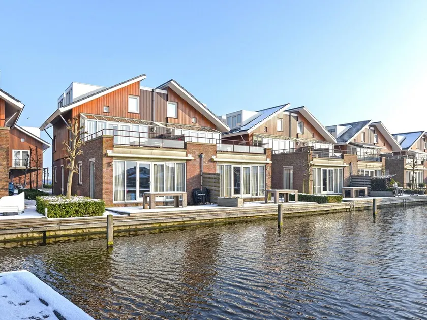 Cosy holiday home with jetty - Image 1