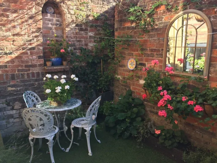 The Stables: full of character near the Pantiles with secluded courtyard garden - Image 1