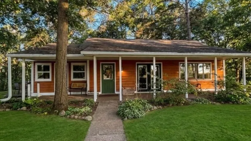 Riverfront 3BR cottage in Brainerd’s Vacationland. Stunning Nokasippi River sunsets, fully stocked kitchen, fire pit, 10 min to downtown. Perfect for families, groups & remote workers. - Image 1