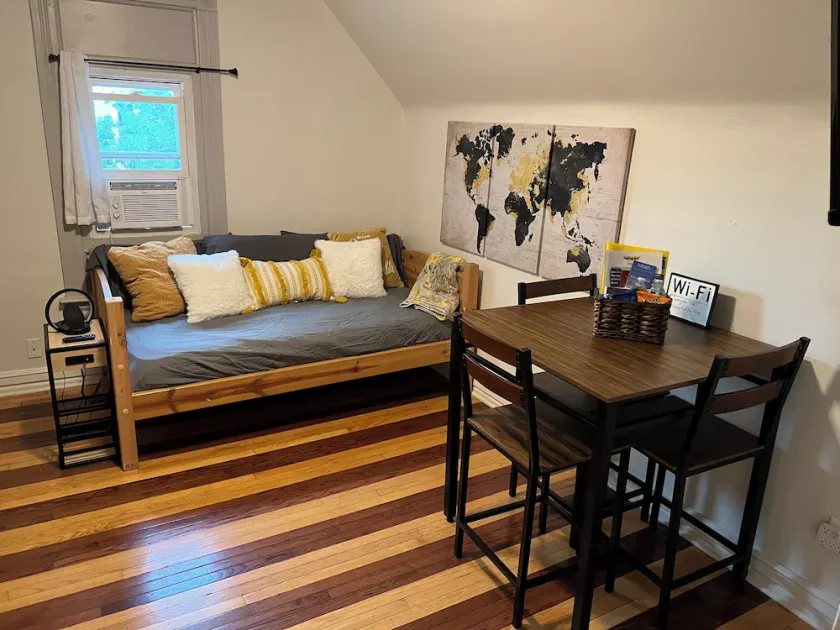 Yellow #3: Cozy 1 bedroom apartment. - Image 1