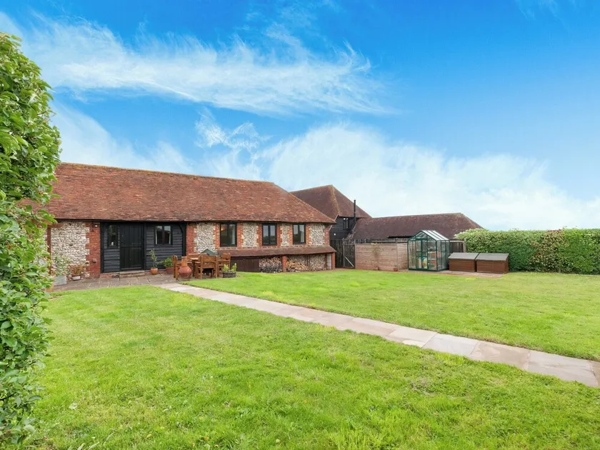 2 bedroom accommodation in Faversham - Image 1