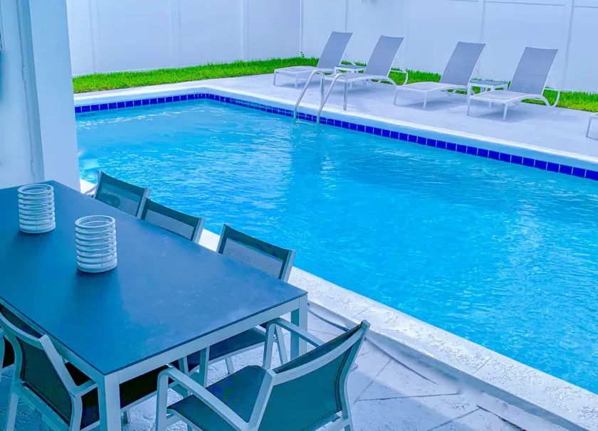 MAISON CONTEMPORAINE TROPICALE, PISCINE PRIVÉE, À PIED DE LA PLAGE, COMMERCES ET RESTAURANTS! - Image 1