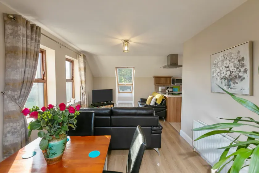 Beautiful loft apartment ,5 min to great hiking trails - Image 1