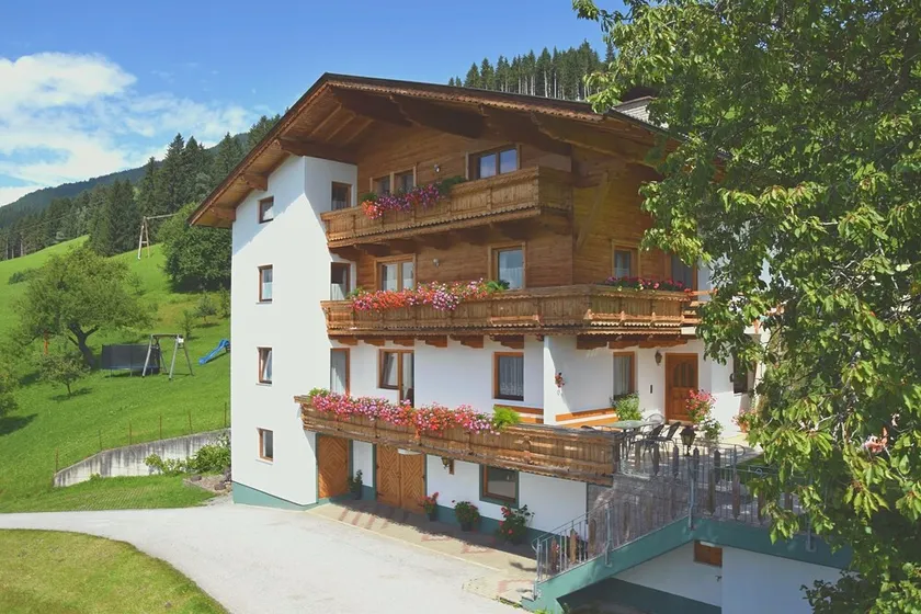 Sommerhus i en rolig, solrig beliggenhed med en vidunderlig udsigt over Zillertal bjergene - Image 1