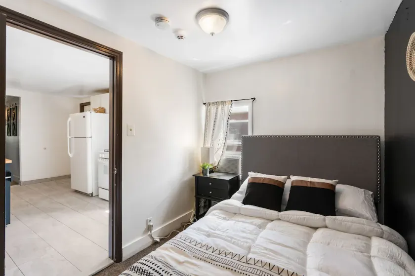 King Bed | Private Parking | Strong WiFi - Image 1