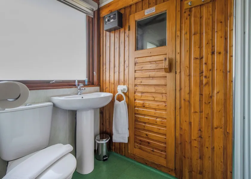 Very comfortable lodge with one double and one twin. - Image 1