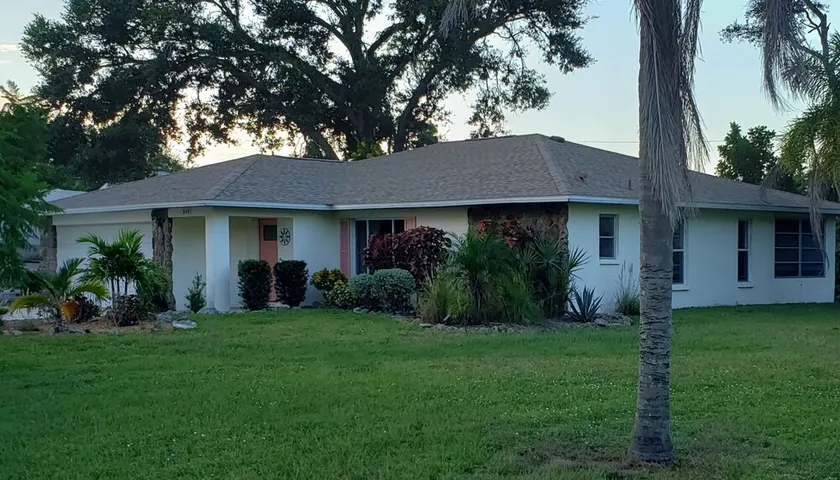 Cozy Beach⛱ House Minutes from Several Beaches, Intercoastal Waterway and Venice - Image 1