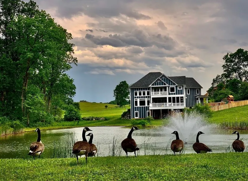 Luxury custom home long-stay family retreat in Shepherdstown - Image 1