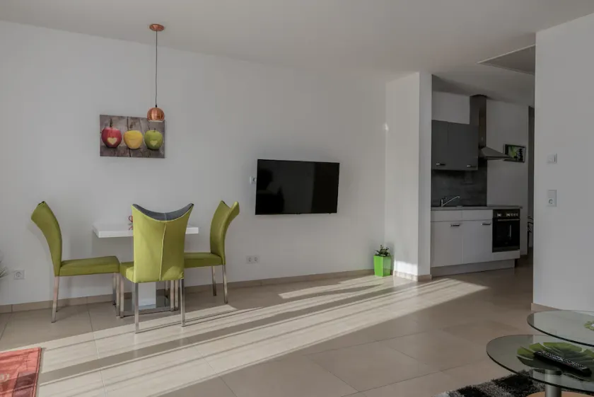 Modern apartment in a quiet location - Image 1