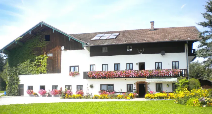 Bucherhof idyllic single location near the forest with its own lake, pure nature. - Image 1