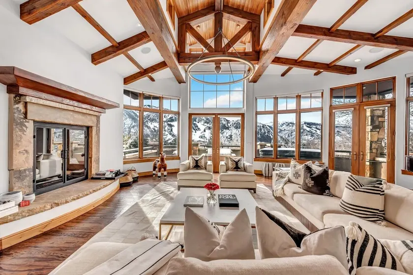 Stunning View Estate (2.6 acres) Walking distance to town - Image 1