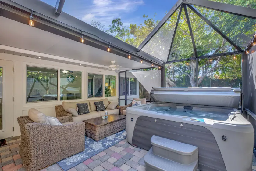 Welcome to The Turtle Nest-Lanai w/Hot Tub+5mi to beach! - Image 1