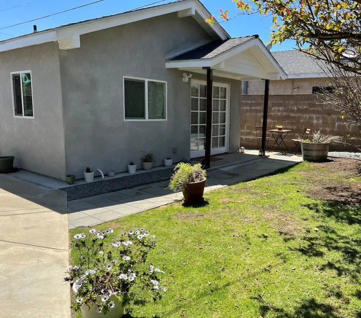 Contemporary Studio Close to Beach - Image 1