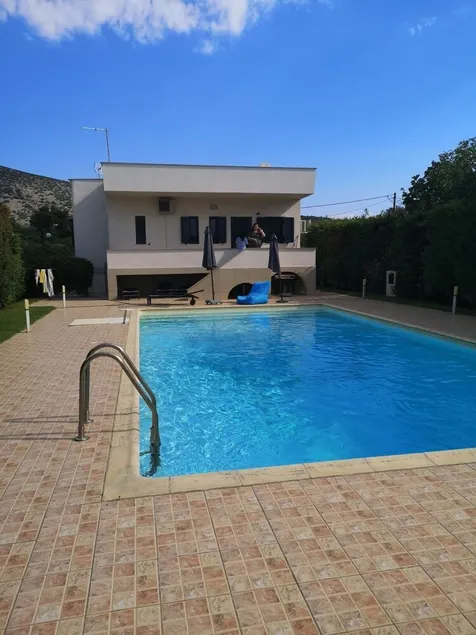 Beautiful villa with large pool near the beach - Image 1