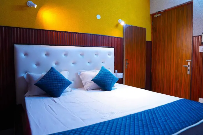 Apna Niwas Guest House & Restaurant - Image 1