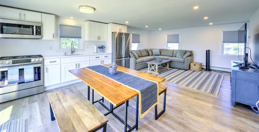 Town Neck Beach Retreat by the Marina - Image 1