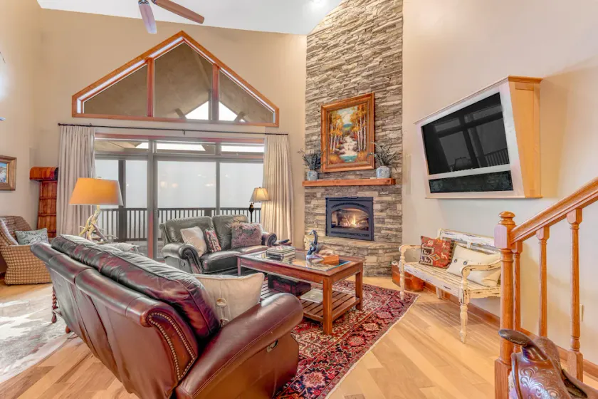 Two-story condo in great location with amazing mountain views - fireplace & W/D - Image 1