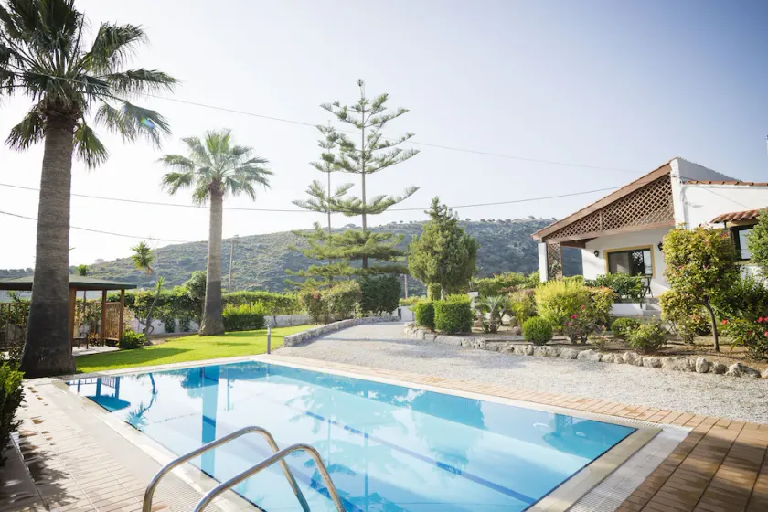 2 bedrooms+studio, ideal for kids, 36m² pool, 2.500m² garden, 2,5km from town - Image 1