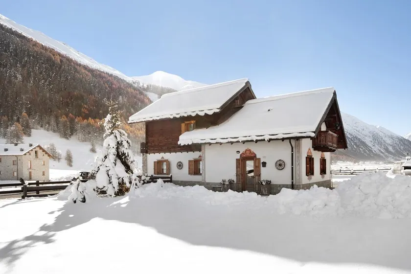 Pet-friendly Holiday Home Baita sulle Alpi with Mountain View, Garden, Terrace, BBQ & Wi-Fi - Image 1