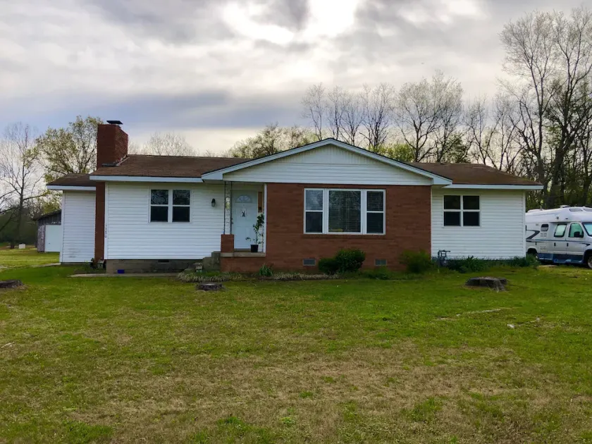 Rustic yet Cozy 3 bedroom 1 bath fenced yard & pet friendly. Ample parking - Image 1