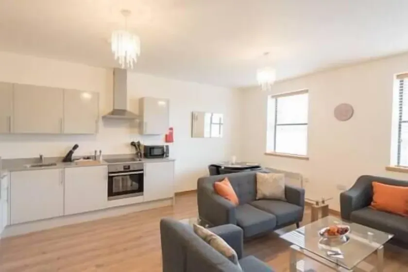 Comfortable Swindon 2 bedroom Apartment, sleeps 5, FREE Parking - Image 1