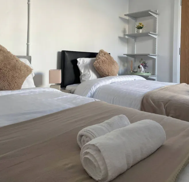10 Bed Flat - Sleeps 20 - Pets - Parking - Wifi - Image 1
