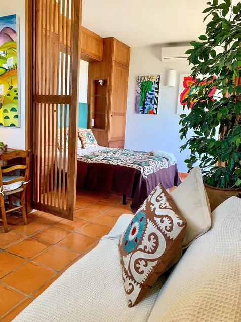 Studio indépendant pour deux personnes avec une vue imprenable et une terrasse extérieure. - Image 1