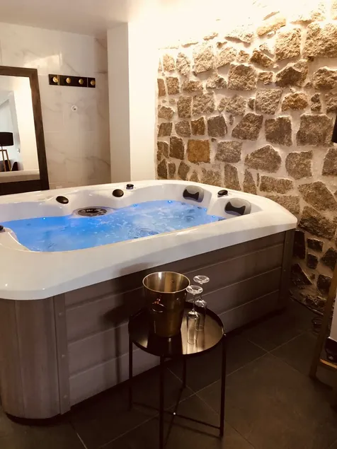 Suite with private jacuzzi in Corsica - Image 1