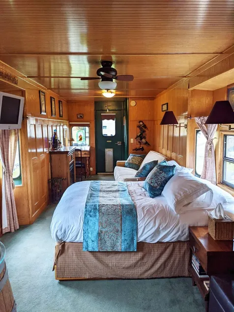 Grape Escape at Olympic Railway Inn - Pet Friendly - Image 1