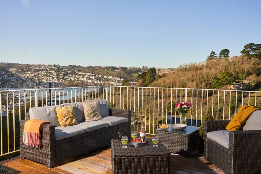 Port Side - Boutique Home with Outstanding River Views - Image 1