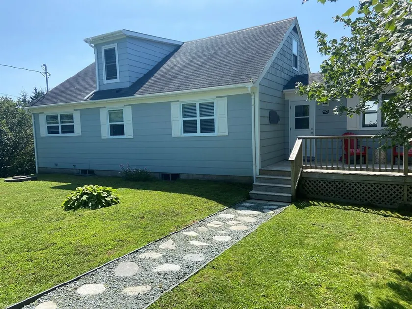 Nyrenoveret Beach House nær Liverpool, Nova Scotia - Image 1