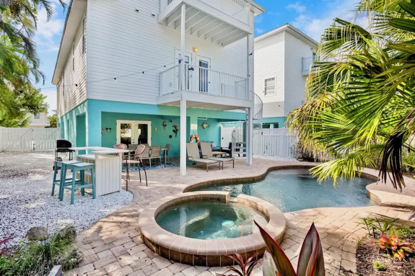 Holmes Beach Vacation Home with Pool, Ping Pong, and Tiki Bar! 6 minutes to Beac - Image 1